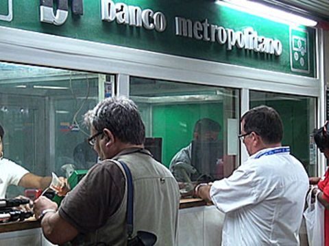 Ventanillas de un Banco Metropolitano. Foto: BBC.