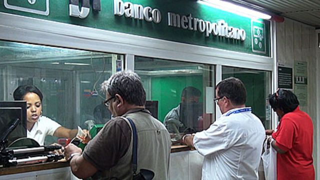 Ventanillas de un Banco Metropolitano. Foto: BBC.
