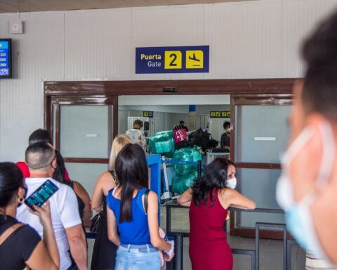 Cubanos a la espera de trámites previos a viajar. Foto: Kaloian.