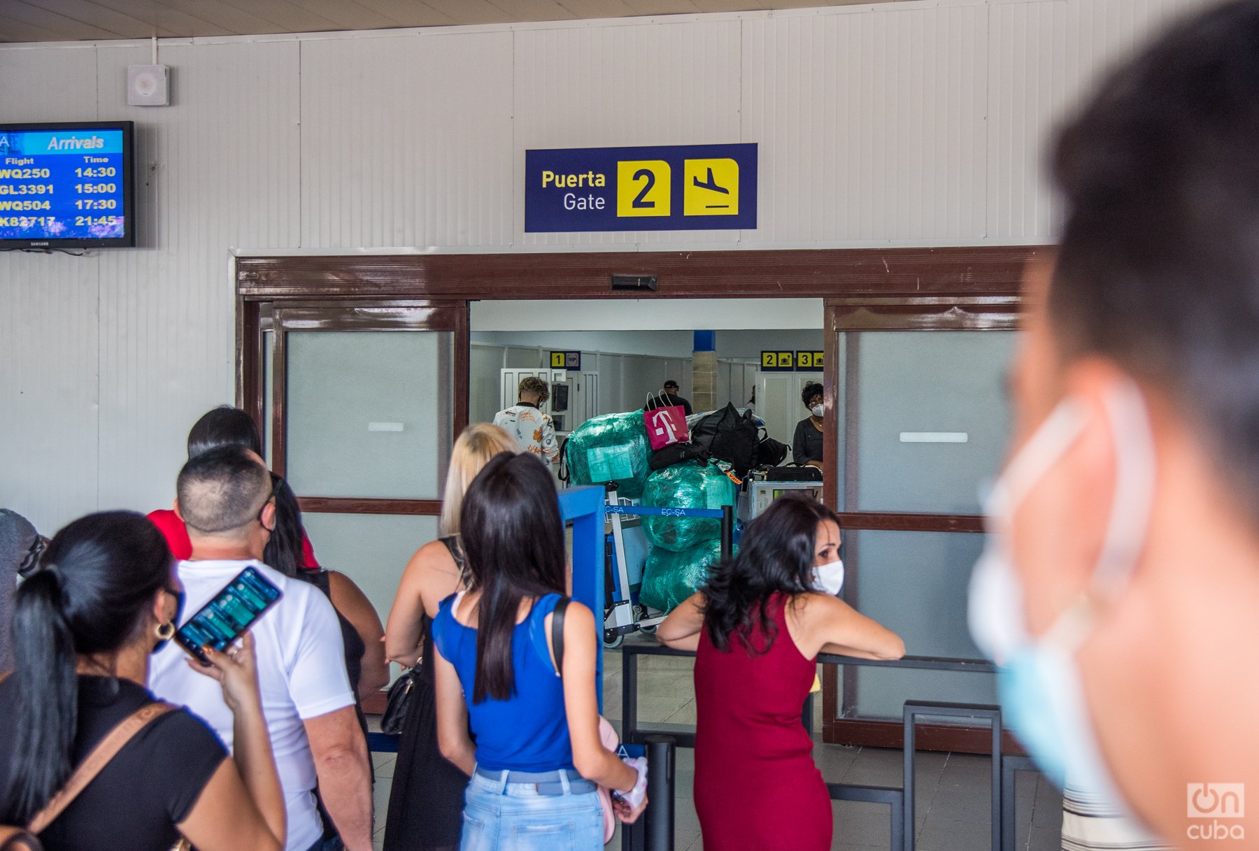 Cubanos a la espera de trámites previos a viajar. Foto: Kaloian.