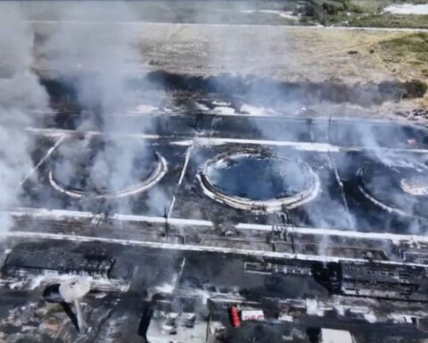 Vista aérea de los cuatro tanques y otras instalaciones afectadas por el incendio en la zona industrial de Matanzas. Foto: @PresidenciaCuba / Twitter.