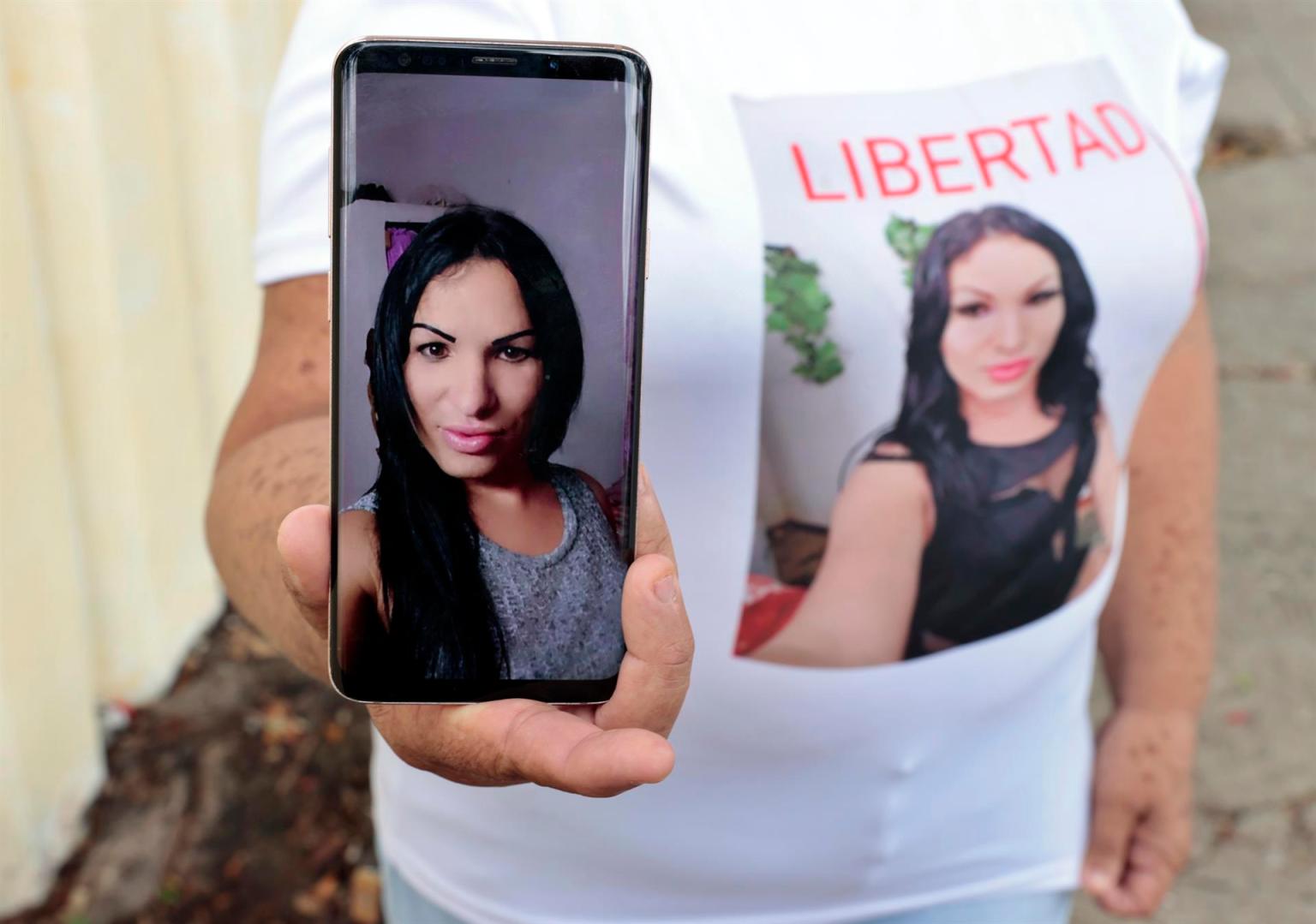 La madre de la trans cubana Brenda Díaz, detenida y enjuiciada por su participación en las protestas antigubernamentales del 11 de julio de 2021 en Cuba, muestra una foto de su hija. Foto: Ernesto Mastrascusa / EFE / Archivo.
