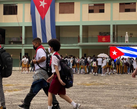 Cuban parents are distressed by the outrageous prices of the school module