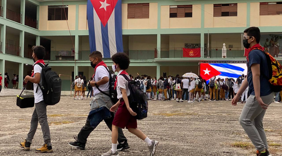 Cuban parents are distressed by the outrageous prices of the school module