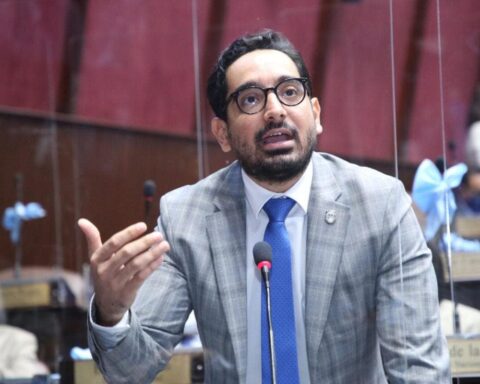 Diputados estudian licencia de paternidad