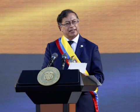 El presidente de Colombia, Gustavo Petro, pronuncia su discurso de investidura este domingo, en la Plaza Bolívar de Bogotá. Foto: Mauricio Dueñas Castañeda / EFE.
