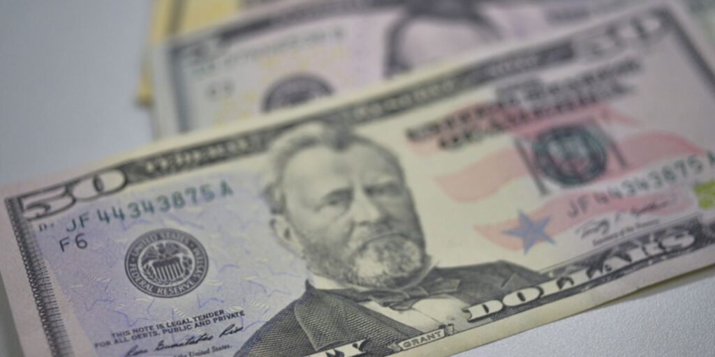 Dollar drops to R$5.11 and closes at the lowest level in seven weeks