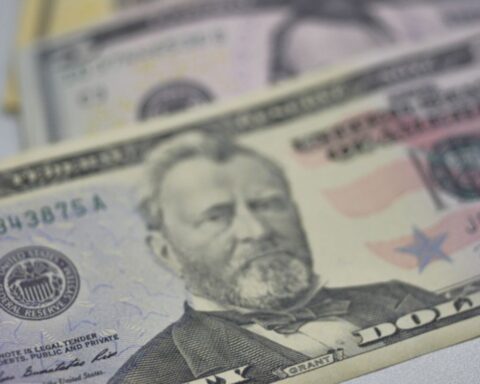 Dollar drops to R$5.11 and closes at the lowest level in seven weeks