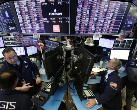 Dow Jones baja 0,86% y Wall Street cierra con pérdidas semanales