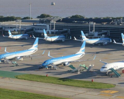 Due to a union assembly of pilots, there are delays and canceled flights at the Aeroparque