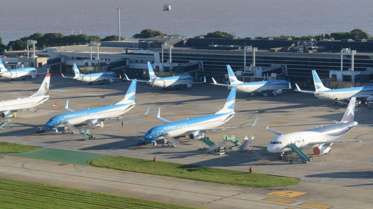 Due to a union assembly of pilots, there are delays and canceled flights at the Aeroparque