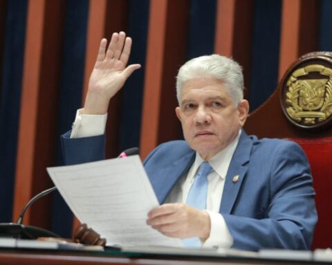 PRM decide Eduardo Estrella continúe como presidente del Senado