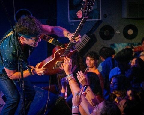 El guitarrista y compositor Ernesto Blanco en un show en Fábrica de Arte Cubano (FAC). Foto: Facebook.