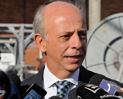 Executive Branch and National Defense analyze change in legislation so that citizens can access State archives