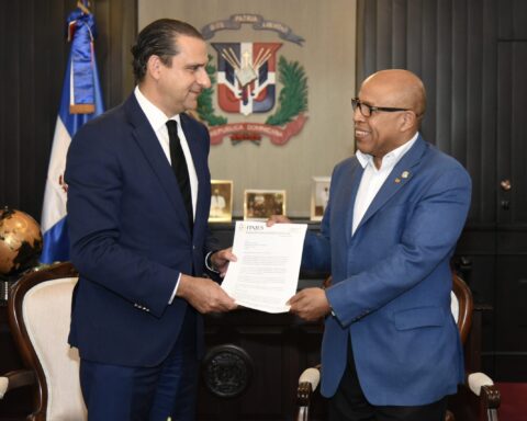 FINJUS entrega al presidente la Cámara de Diputados iniciativas que considera prioritarias
