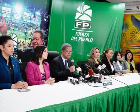 Former President Leonel Fernández heads the FP press conference where an evaluation of the two years of President Luis Abinader's government was made