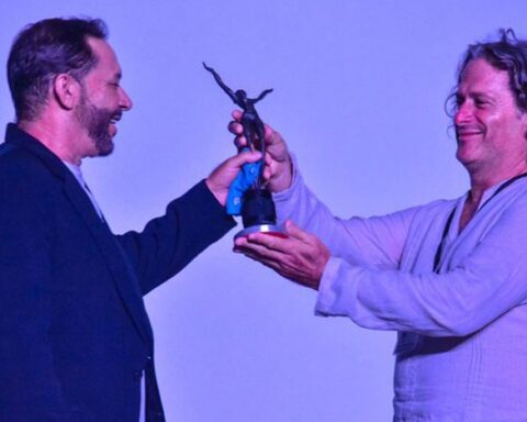 Actor Jorge Martínez recibe premio en Festiva Internacional de Cine de Gibara. Foto:Juan Pablo Carreras/ACN