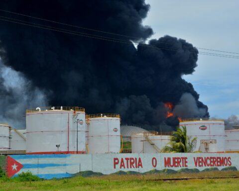 Incendio en la base de Supertanqueros de Matanzas, en Cuba. Foto: Ricardo López Hevia / Facebook.