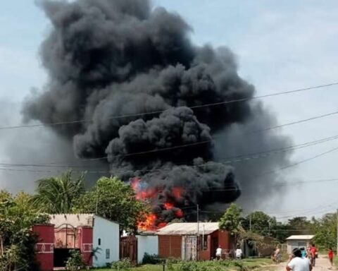 Fire consumes a house where barrels with fuel were stocked;  one person was injured