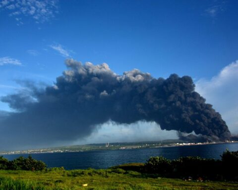 Columna de humo provocada por el gran incendio en la Base de Supertanqueros de Matanzas, vista desde el otro lado de la bahía matancera. Foto: Ricardo López Hevia / Archivo.