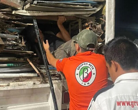 Five Cubans traveling to the US arrested hidden in a garbage truck