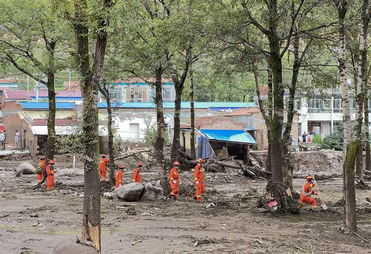 Floods in China and New Zealand leave dozens dead and hundreds of evacuees