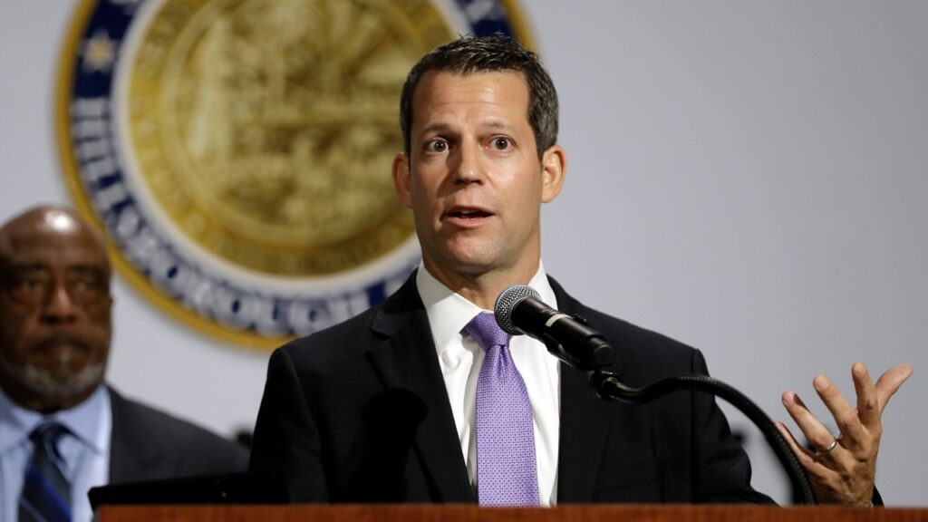 El fiscal de Tampa, Andrew Warren, destituido por el gobernador de Florida, durante una rueda de prensa. Foto: AP.