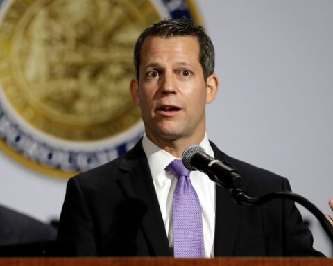 El fiscal de Tampa, Andrew Warren, destituido por el gobernador de Florida, durante una rueda de prensa. Foto: AP.
