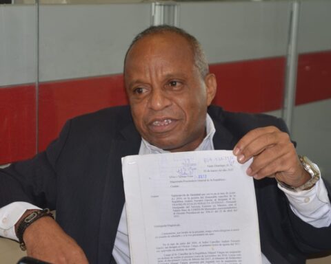 Ex cónsul auxiliar acusa a Miguel Vargas de suplantarle identidad