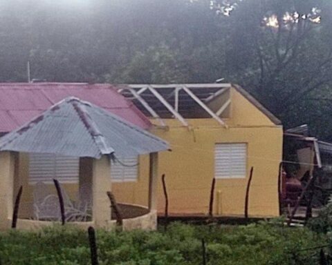 The gale blew away part of the roof of this house in Dajabón.