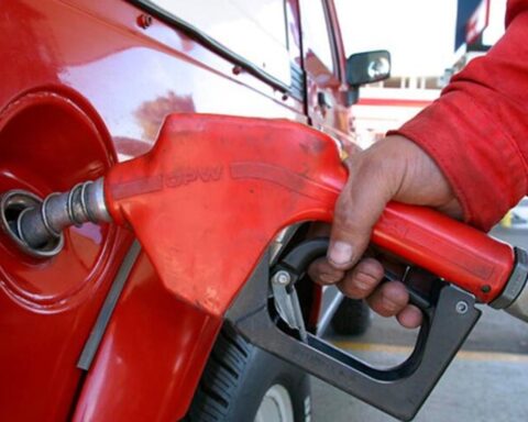 Gasoline price, how is its cost defined in the country?