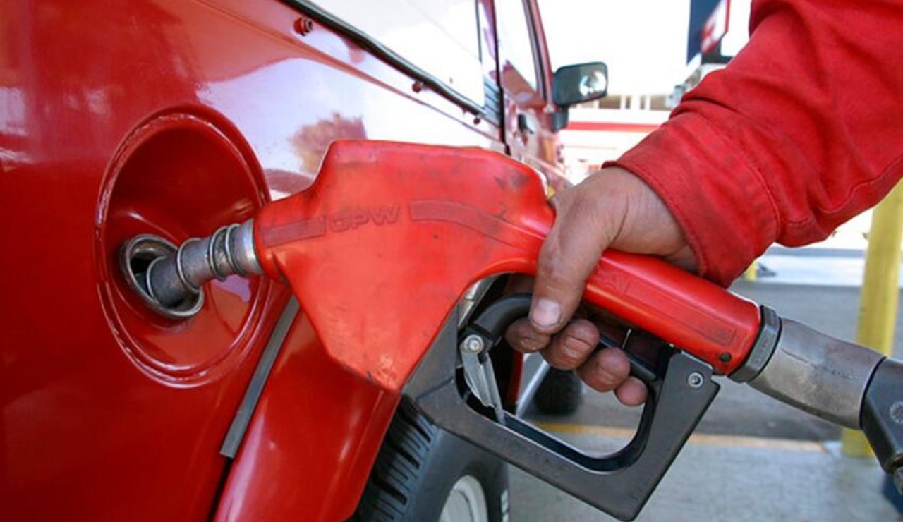 Gasoline price, how is its cost defined in the country?
