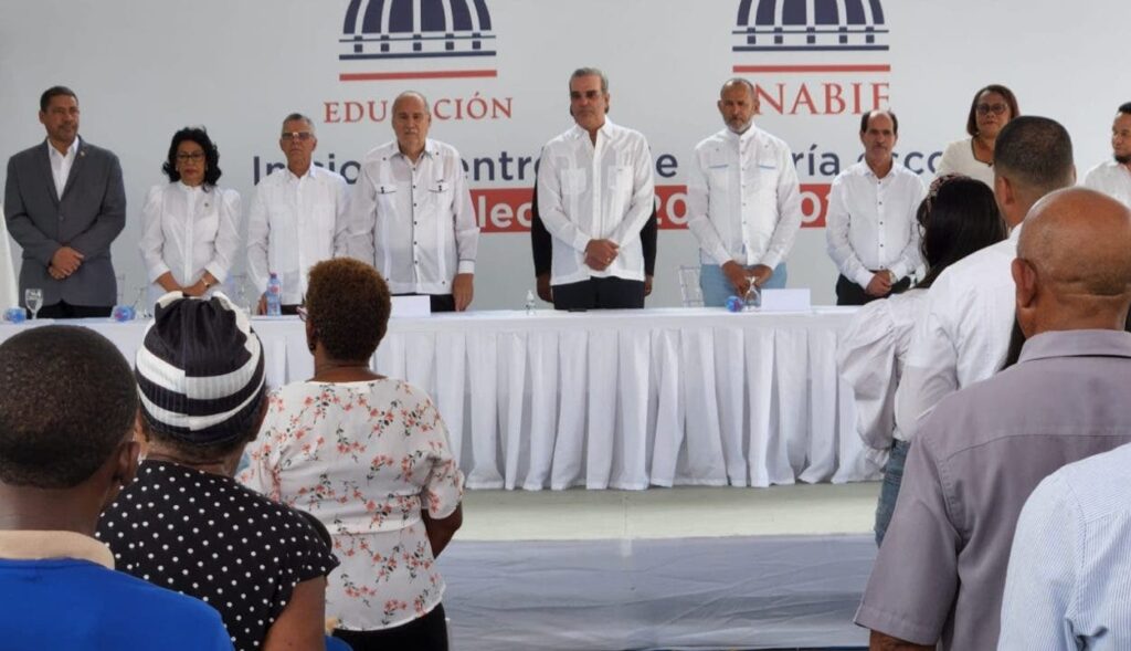 Gobierno entrega utilerías escolares