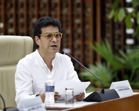 El alto comisionado para la Paz de Colombia, Iván Danilo Rueda, ofrece declaraciones a la prensa este viernes en La Habana, en las que anunció que su gobierno dará los pasos necesarios para retomar las conversaciones de paz con el grupo guerrillero Ejército de Liberación Nacional (ELN). Foto: Ernesto Mastrascusa / EFE.