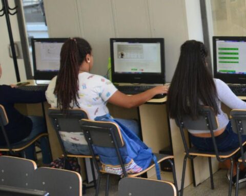 Government promotes insertion of women from the interior in the information technology sector