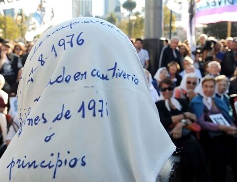 Grandmothers of Plaza de Mayo will present the book "crouching" by Juan Carra