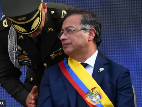 Gustavo Petro's challenge to seek "total peace" in Colombia with an Army "designed for war"