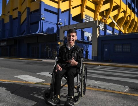 He is 19 years old and overcame countless adversities to practice sports journalism