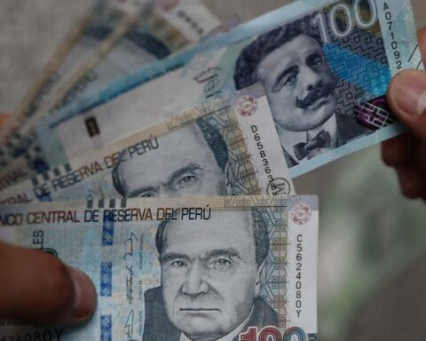 Holiday: what month will I get paid if I work on August 6