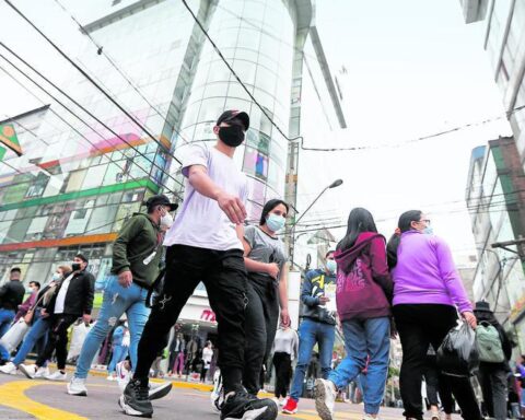 How could the possible conflict between China and the US affect the Peruvian market?