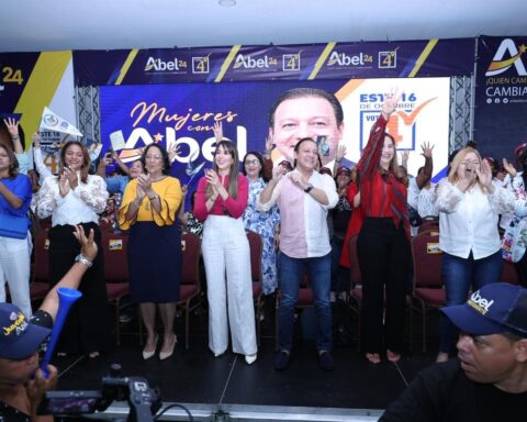 Cientos de mujeres de Santiago respaldan proyecto de Abel Martínez