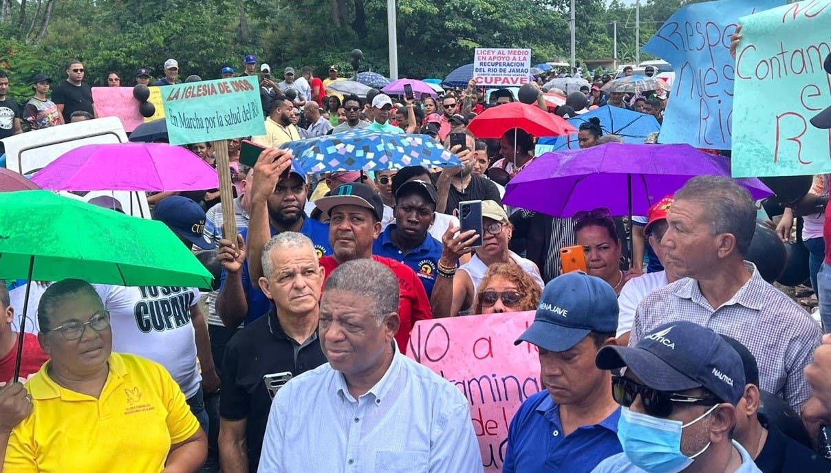 Cientos protestan por daños al río Jamao