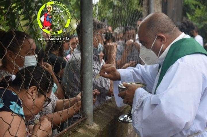 In Ciudad Darío they celebrate mass in the street, under police siege