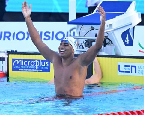 In Rome, men also immerse themselves in artistic swimming