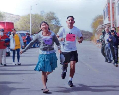 "In a skirt and flip-flops, a blouse and a hat, my beautiful little chap, you are a champion": the joy of a son for his mother's victory in the Tarija marathon
