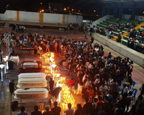 In the Satipo Coliseum they watch over the bodies of those who died in a tragic accident