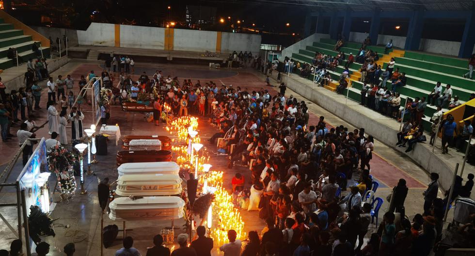 In the Satipo Coliseum they watch over the bodies of those who died in a tragic accident