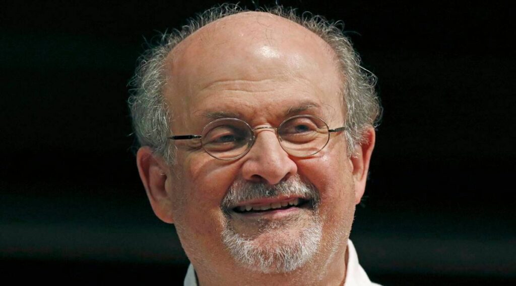 El escritor Salman Rushdie. Foto: The Indian Express.