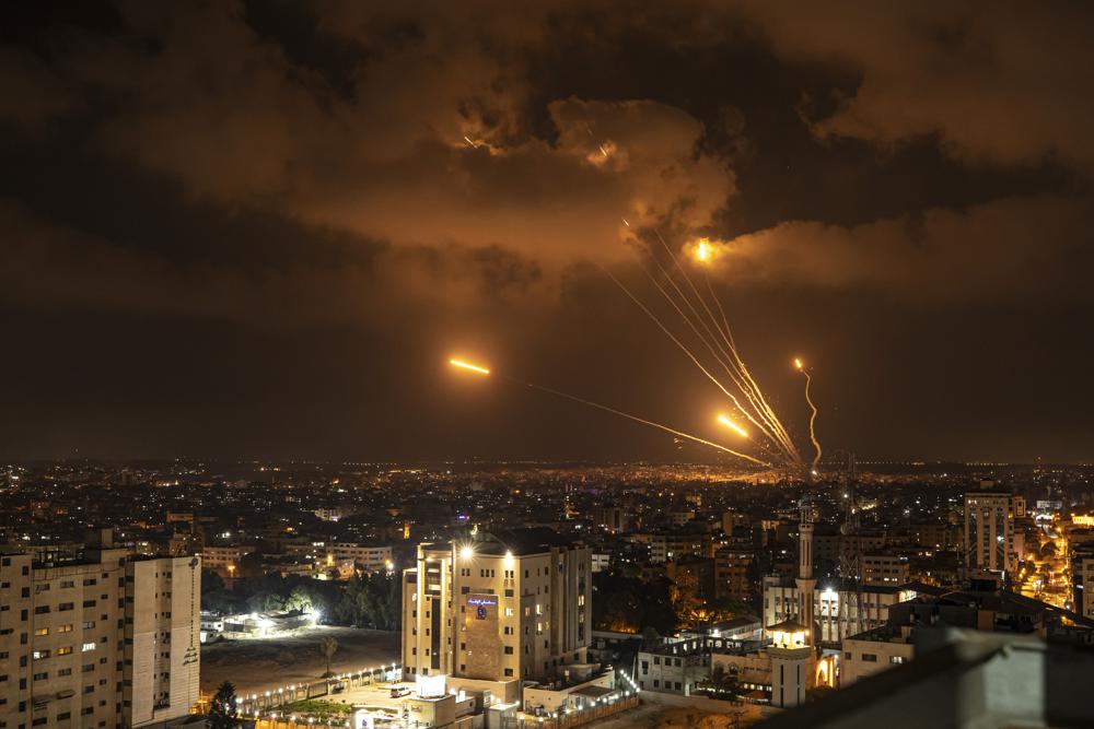 Cohetes disparados por militantes palestinos hacia Israel, en la ciudad de Gaza, el viernes 5 de agosto de 2022. Foto: Fátima Shbair/AP.