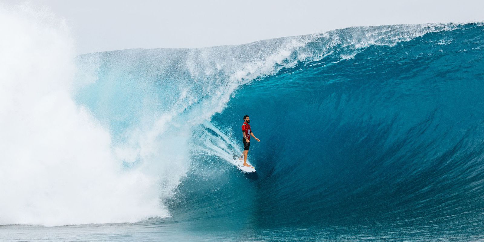 Italo Ferreira lives a day of strong emotions in the Teahupo'o stage